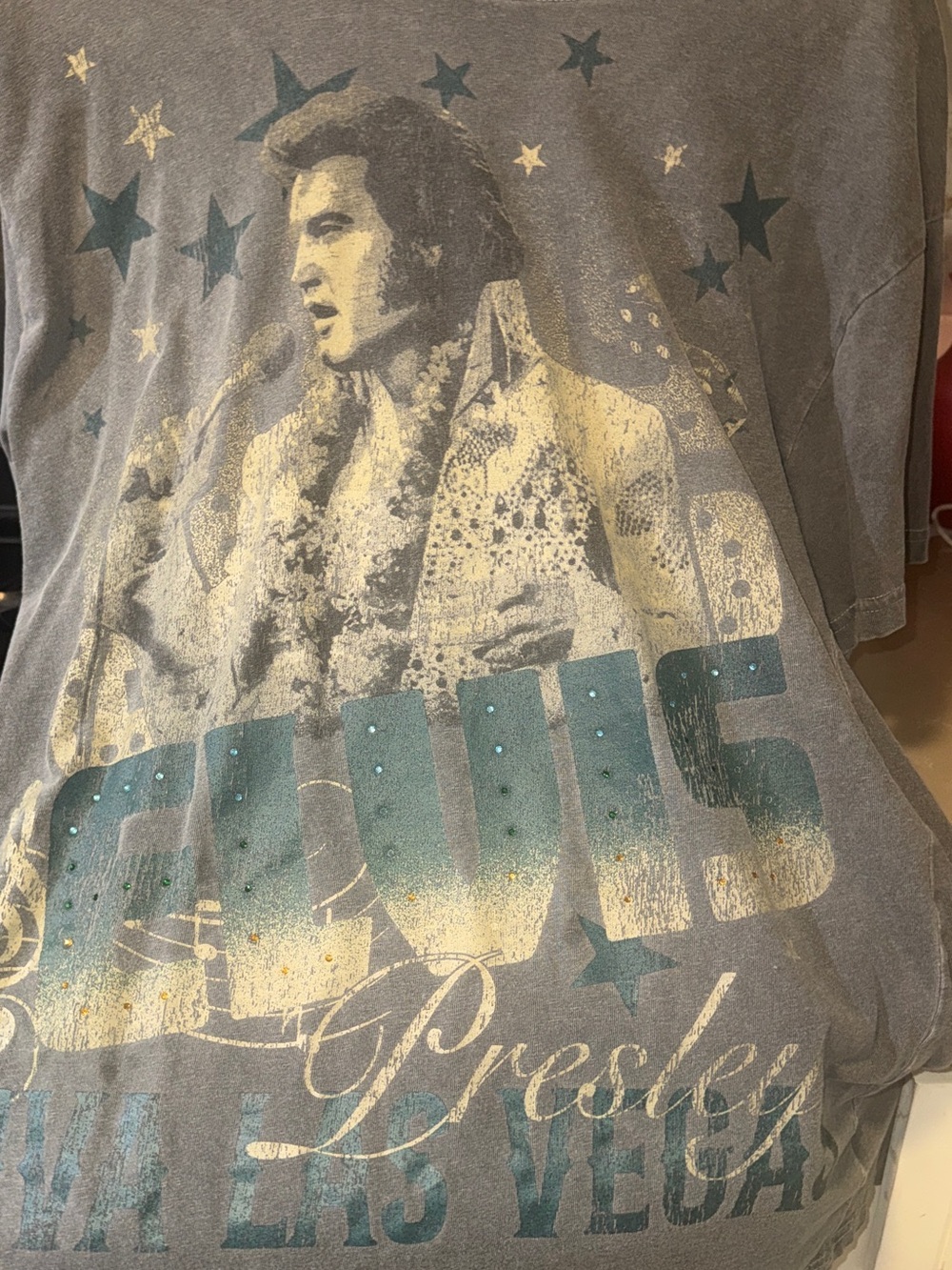 Vintage-Style Graphic Tee with Cream Portrait and Teal Stars - Picture 4 of 6